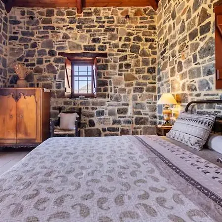 Hébergement de vacances Traditional Stone House By The Sea...