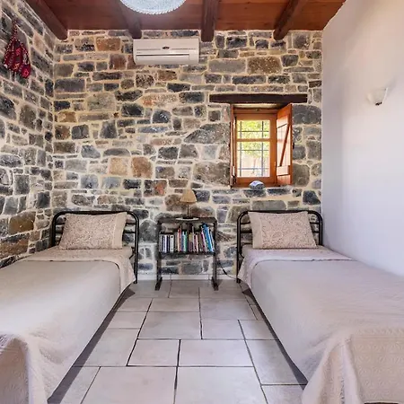 Traditional Stone House By The Sea... Holiday home *
