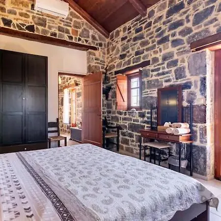 Traditional Stone House By The Sea... Holiday home *